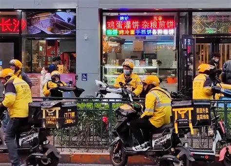 外卖小哥去送外卖，看见对方是怀孕女子后，外卖小哥拉着女子提醒，你这个外卖从你下单
