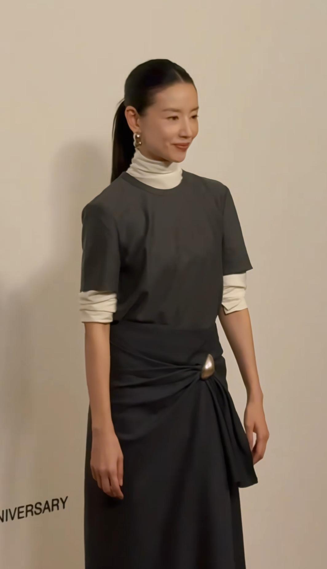 白月光鼻祖董洁，简简单单的好美。董洁这次的大光明低马尾造型真的太戳人了！简单