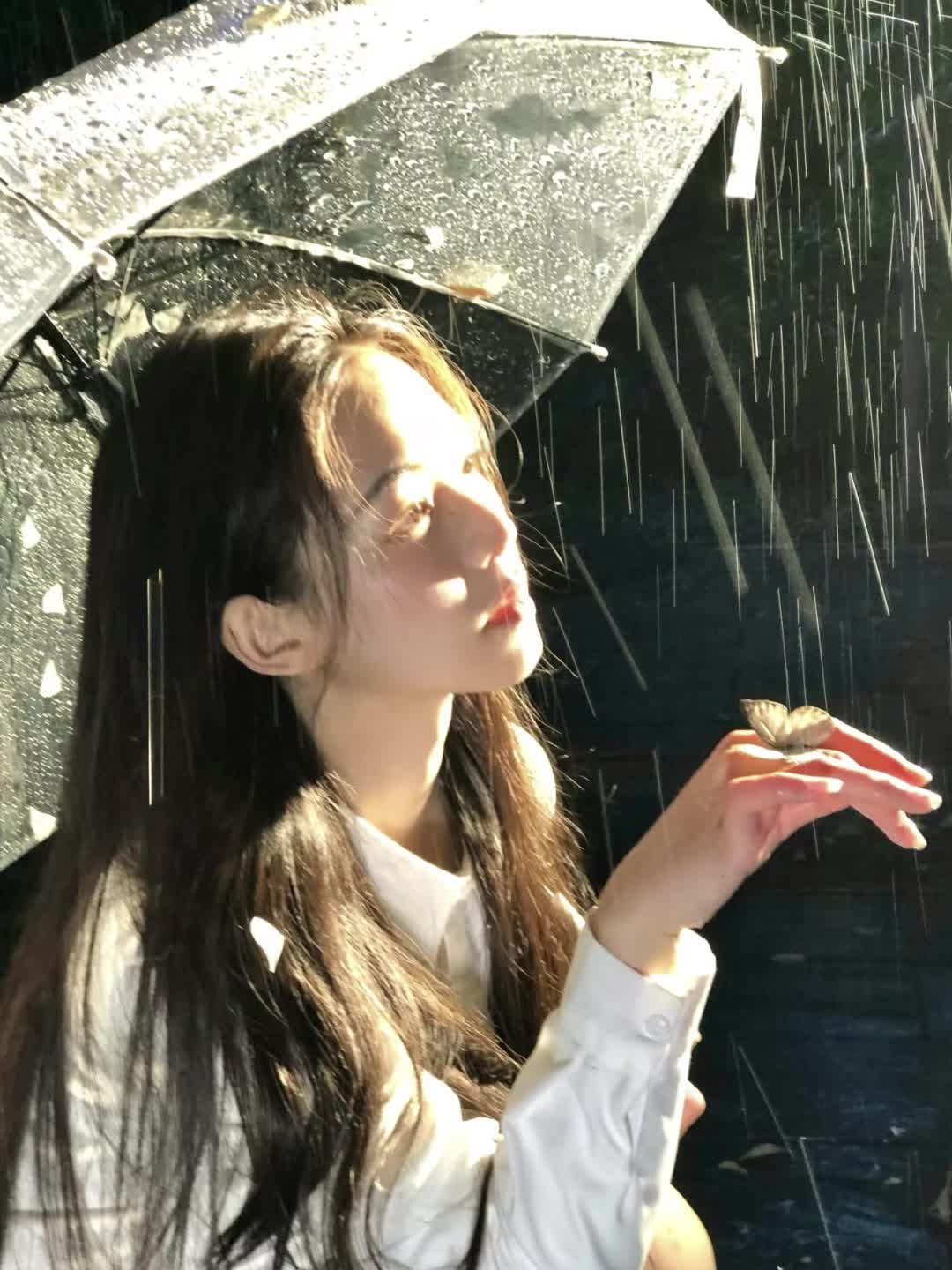 我反复回忆曾经的画面 但我忘了人总会变