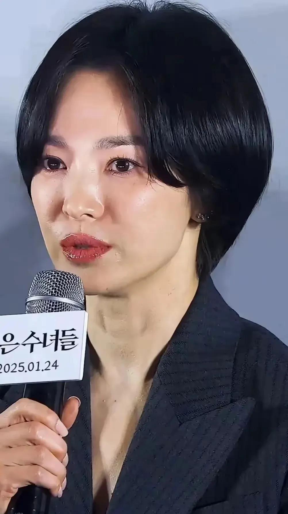 四十多岁的宋慧乔，漂亮是漂亮，但医美痕迹有点重，不太自然。#宋慧乔#