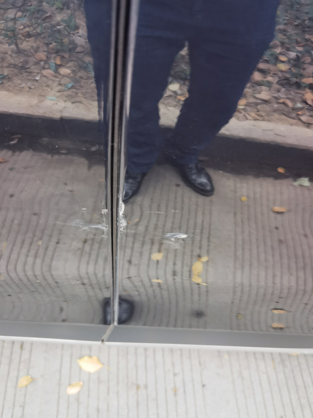 车子被意外擦伤蔚来替我买单车子停在路边被人给擦了，车子连带着车漆都被狠狠的擦了