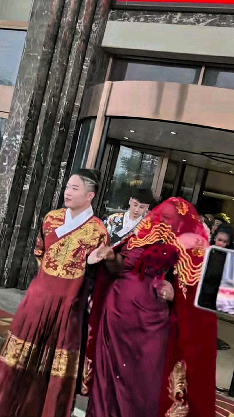 第一次看到结婚时男方父母愁眉苦脸的！！当我看到如此帅气的小伙子娶了一个体型非常“