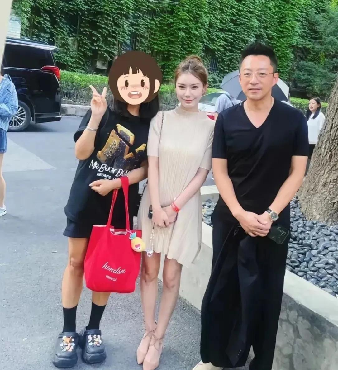小汪总和老婆一起碰到粉丝要求合影，夫妻俩都特别配合。小汪总肉眼可见的老了，笑的也