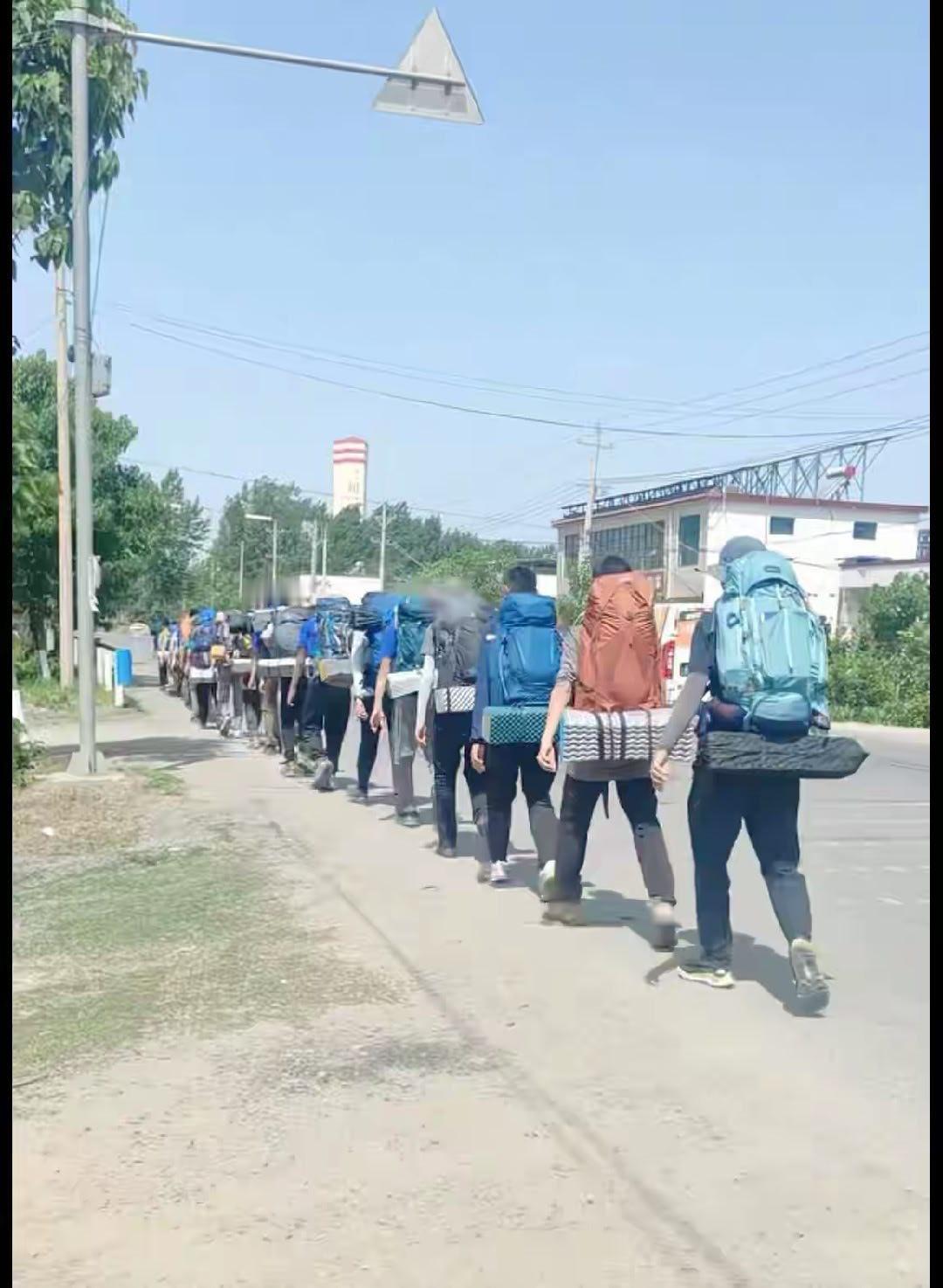 他们出行成行成列！真正的国内爱好户外的背包客不会这样一条直线队排的这么整齐走