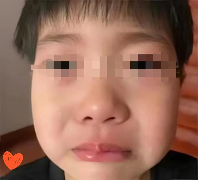 谁能想到，一个9岁小男孩来到了当地民政局，工作人员问：“小朋友你来干嘛呀？”男孩