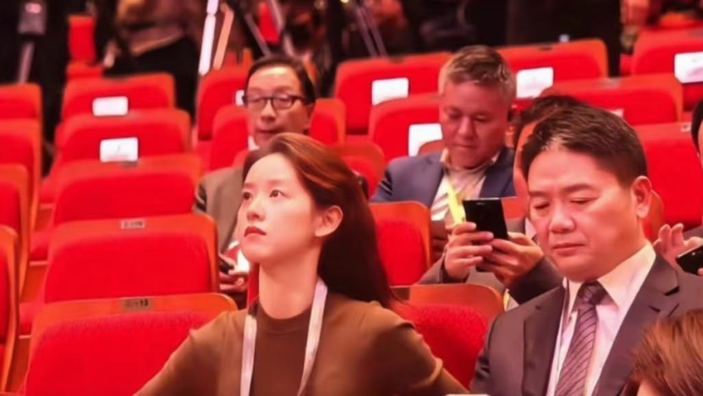 章泽天和老公罕见同框现身韩国，参加APEC峰会。10月29日，APEC工商领导