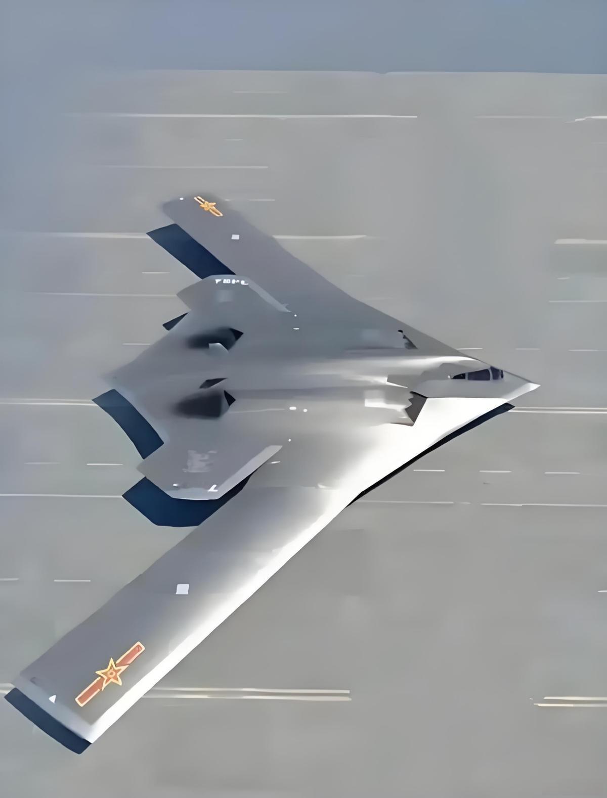 王炸，据外媒消息，中国研发的新一代远程战略轰炸机H-20正在地面滑跑测试。外