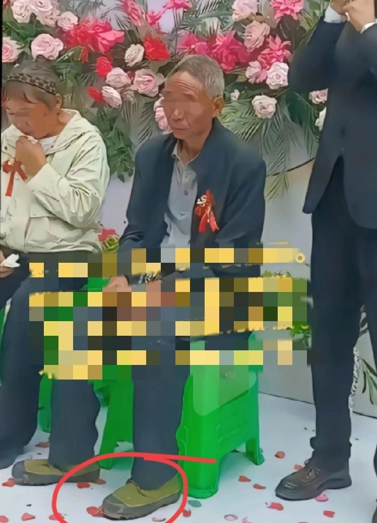 据说这就是旬阳新郎的父亲，婚礼现场穿了一双新的解放鞋。这位老父亲曾在23年订婚