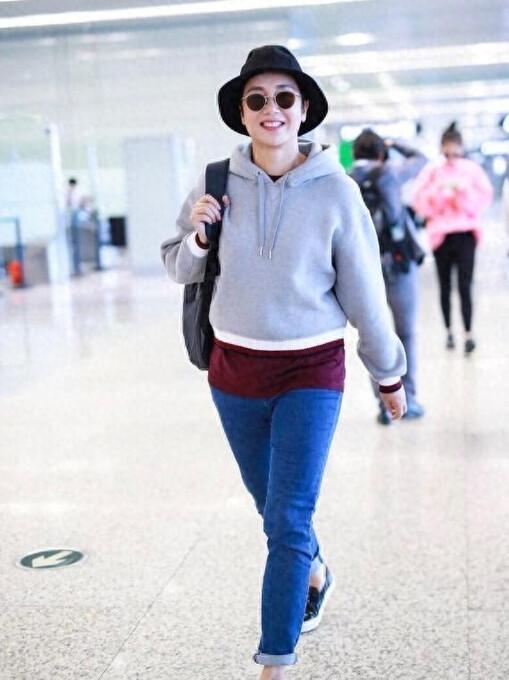 蒋雯丽很少会穿成这样！卫衣+T恤，时尚又活力。怎么看上去像57岁的中年妇女呢？