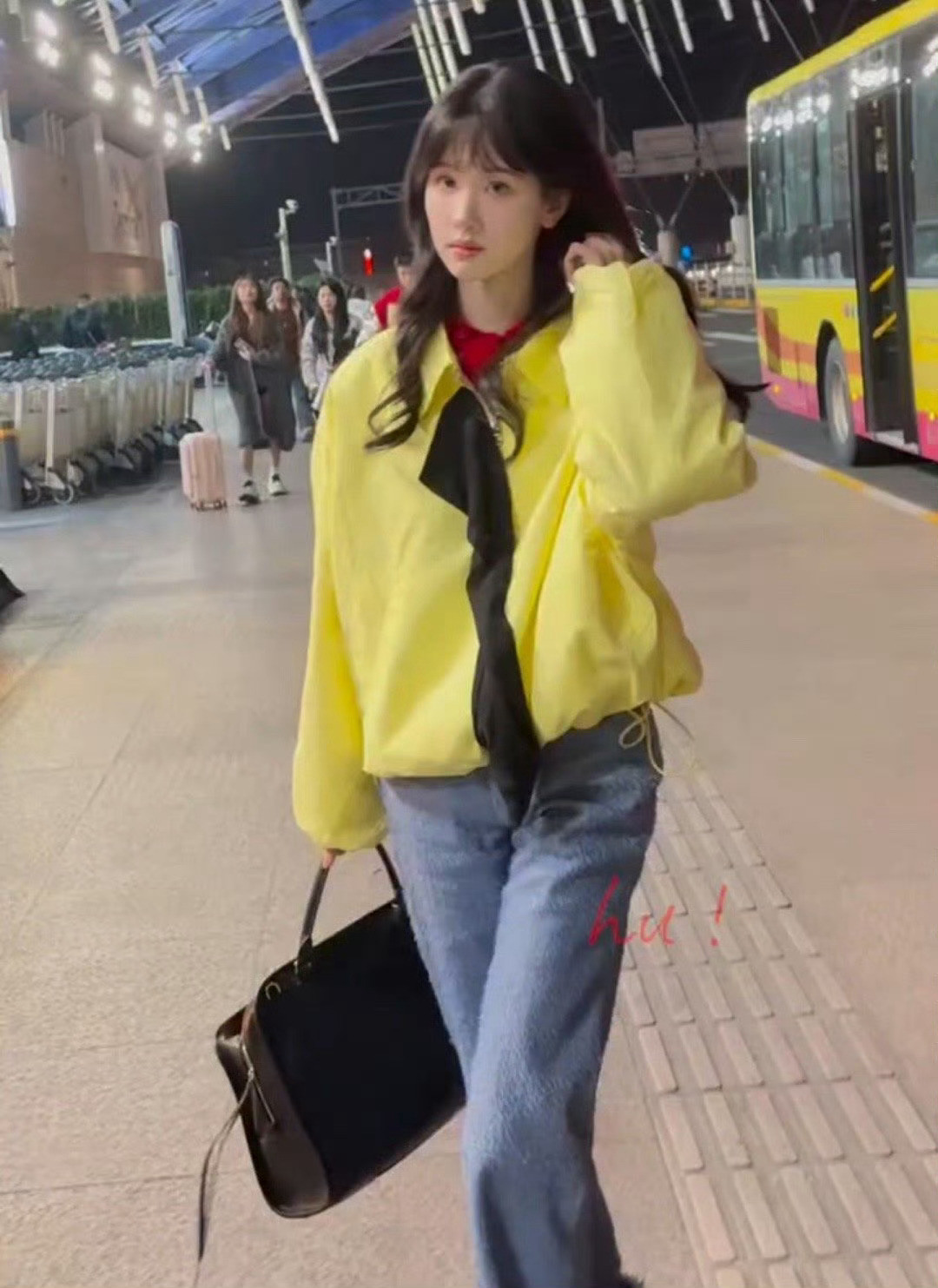 陈都灵奶黄包届最权威的公主陈都灵奶黄衬衫造型陈都灵出发巴黎时装周，暖系浅黄穿搭