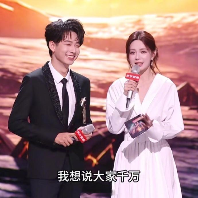 沈梦辰怎么穿了一件睡袍就上来了第一次见这么随性的舞台造型，像洗完澡随手披件睡袍