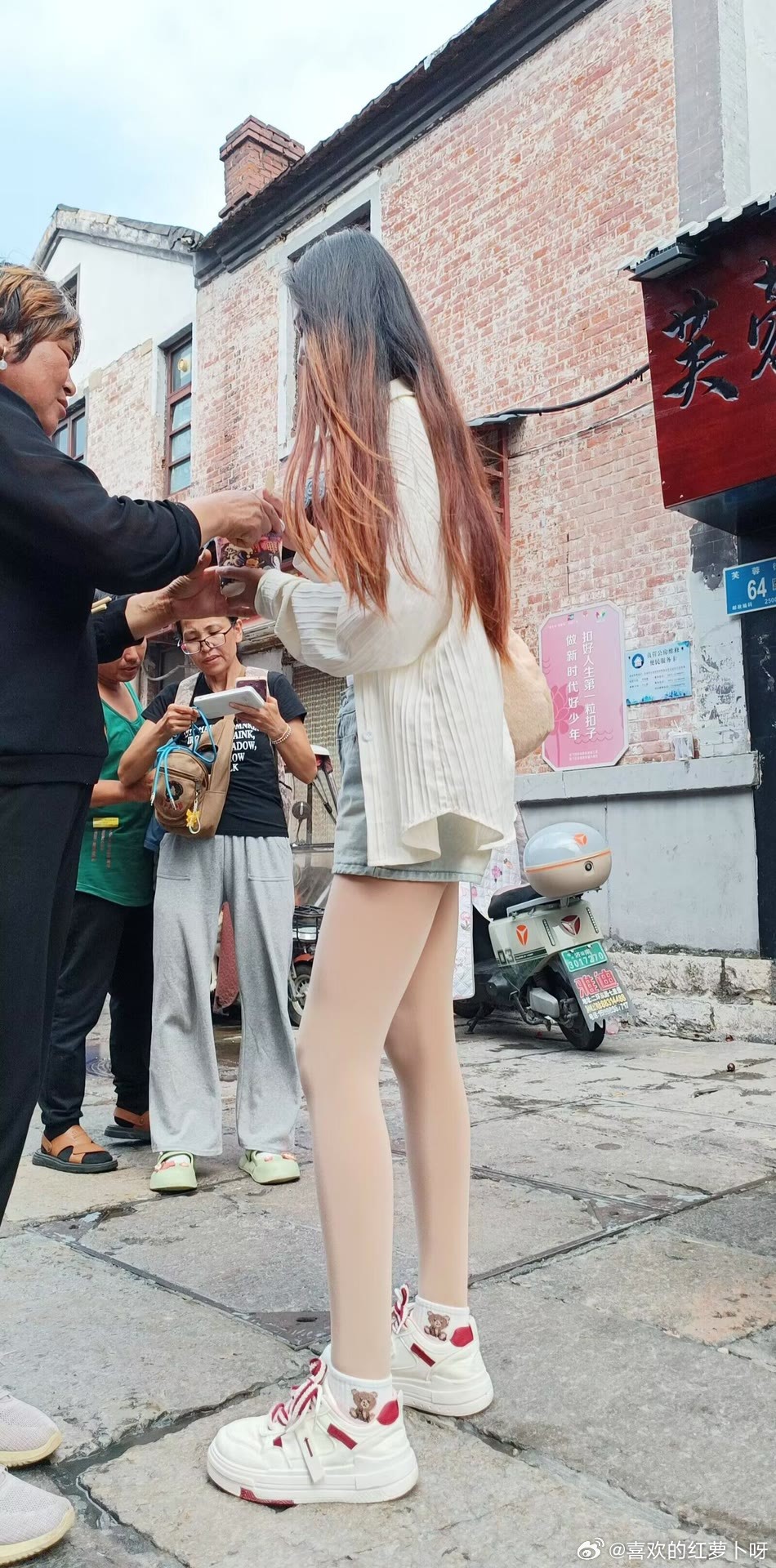 丝袜与棉袜叠穿的混搭风~