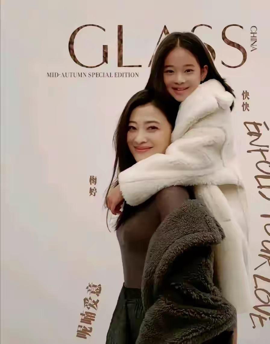 看着这两张照片，心一下子就被温柔击中了。梅婷背着女儿，那孩子搂着她的脖子，笑