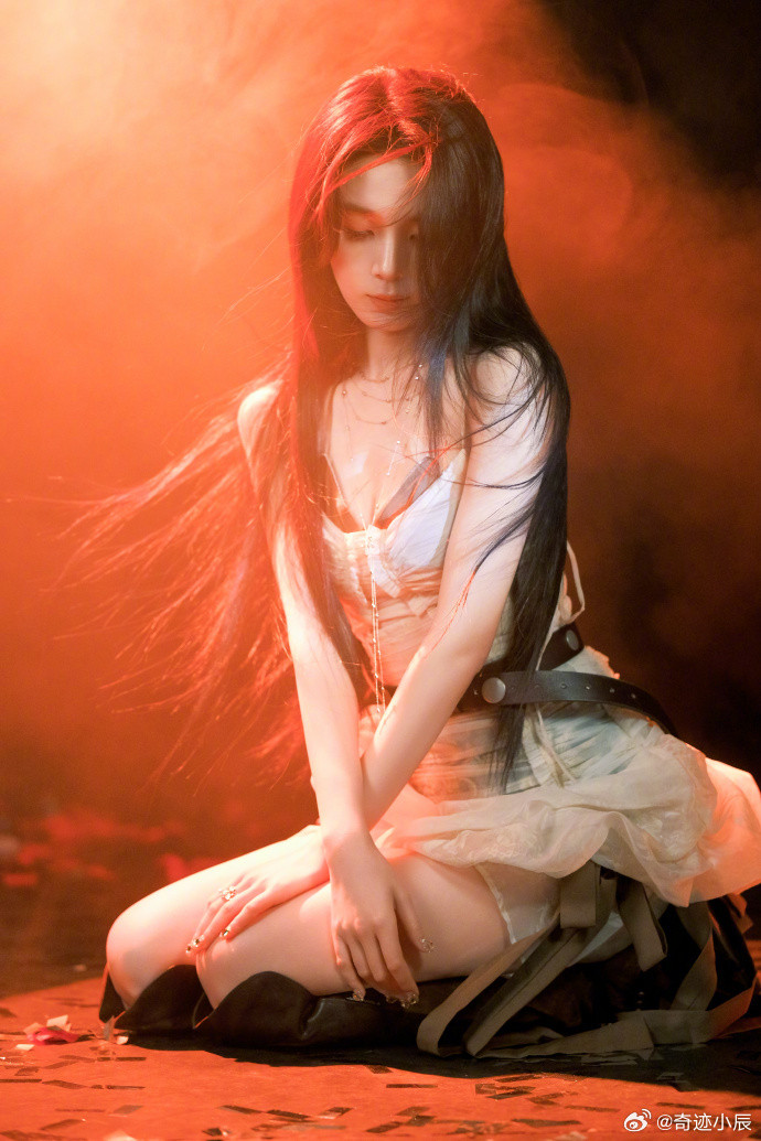  所有人点开欣赏陈瑶这五次回头陈瑶举手陈瑶上班路五次回头又美又甜，颜值直接封神