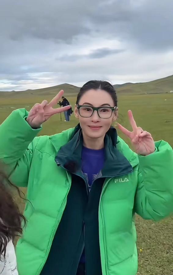 被张柏芝这款绿色羽绒服种草了，不知道官网有没有在售呀，真的超级显白又减龄！张柏