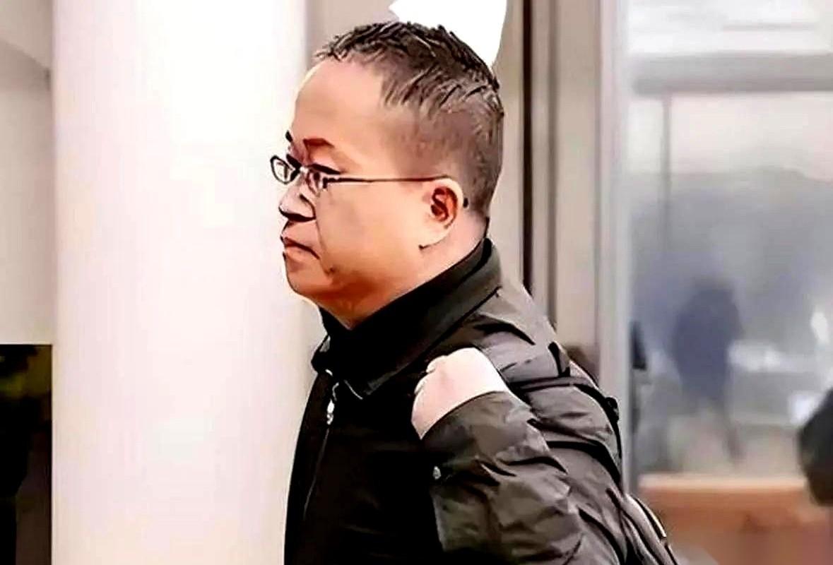 一个电子脚镣，戴了整整九年。不是什么江洋大盗，是个顶尖的芯片科学家。就因为他