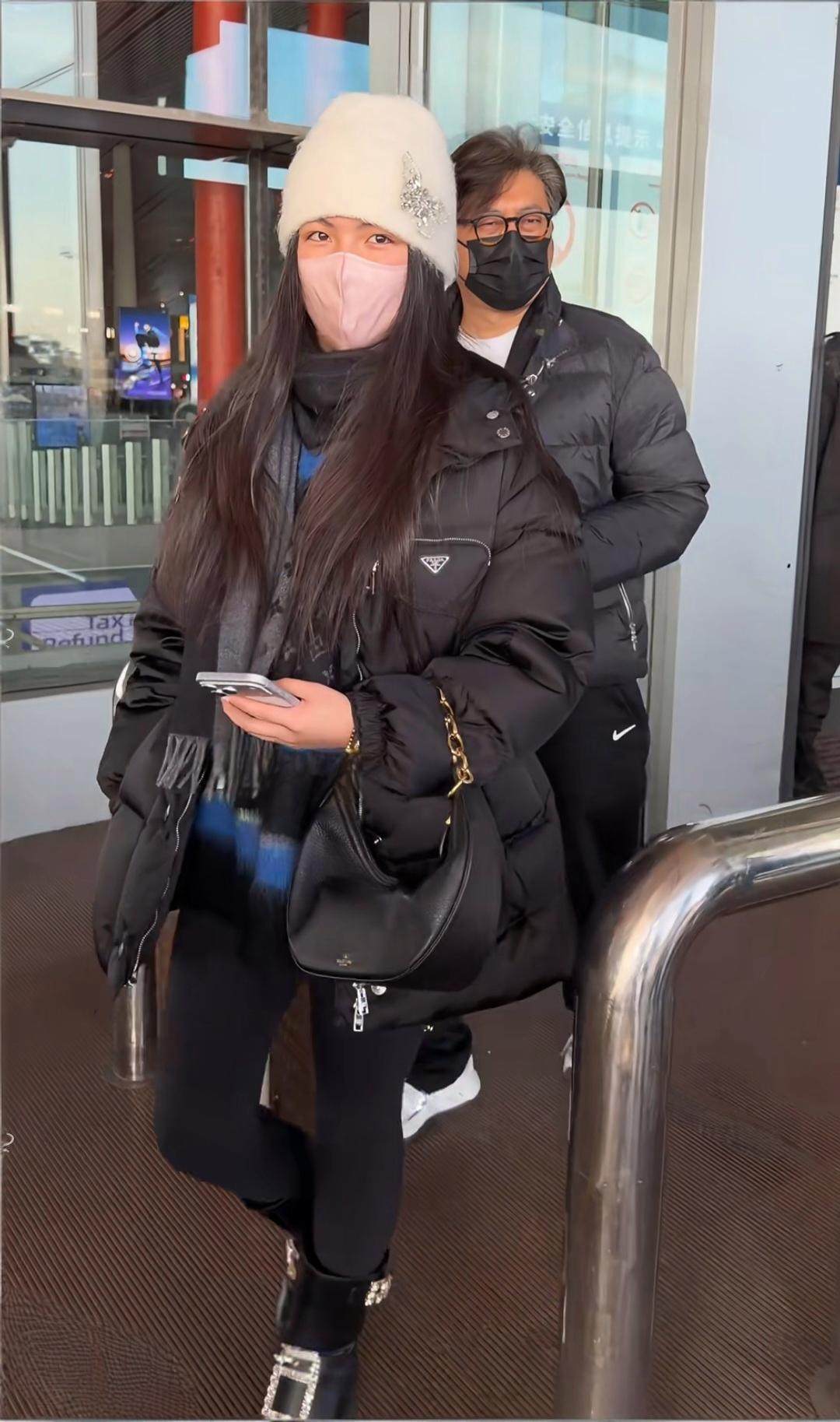 王岳伦王诗龄父女现身机场，王诗龄这是放寒假了，王岳伦迫不及待的就来接机了，名牌傍