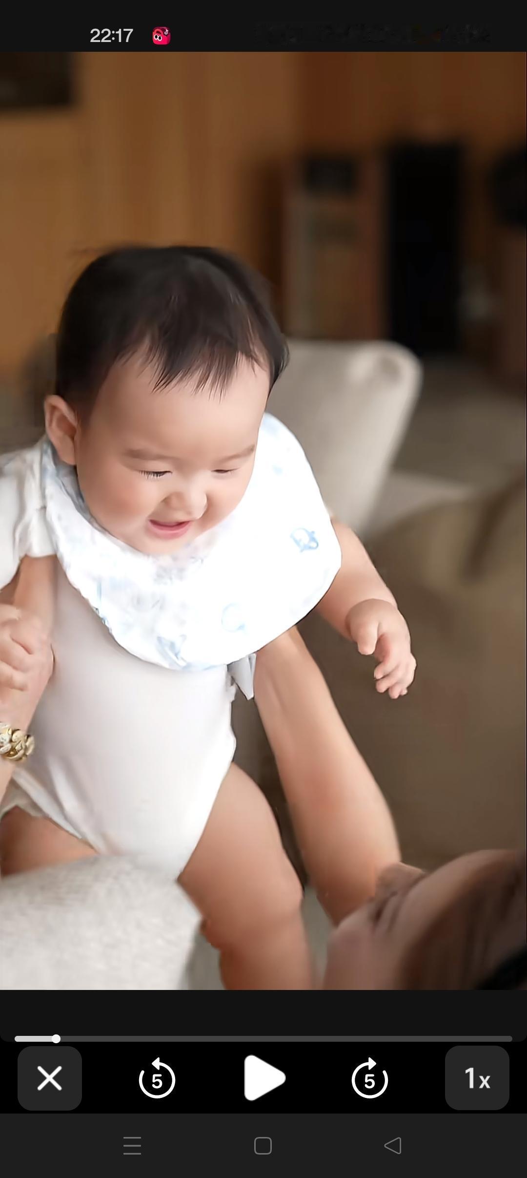 妈妈举高高小汪宝😍小汪宝好开心，有妈妈的陪伴，宝宝太幸福了😍宝