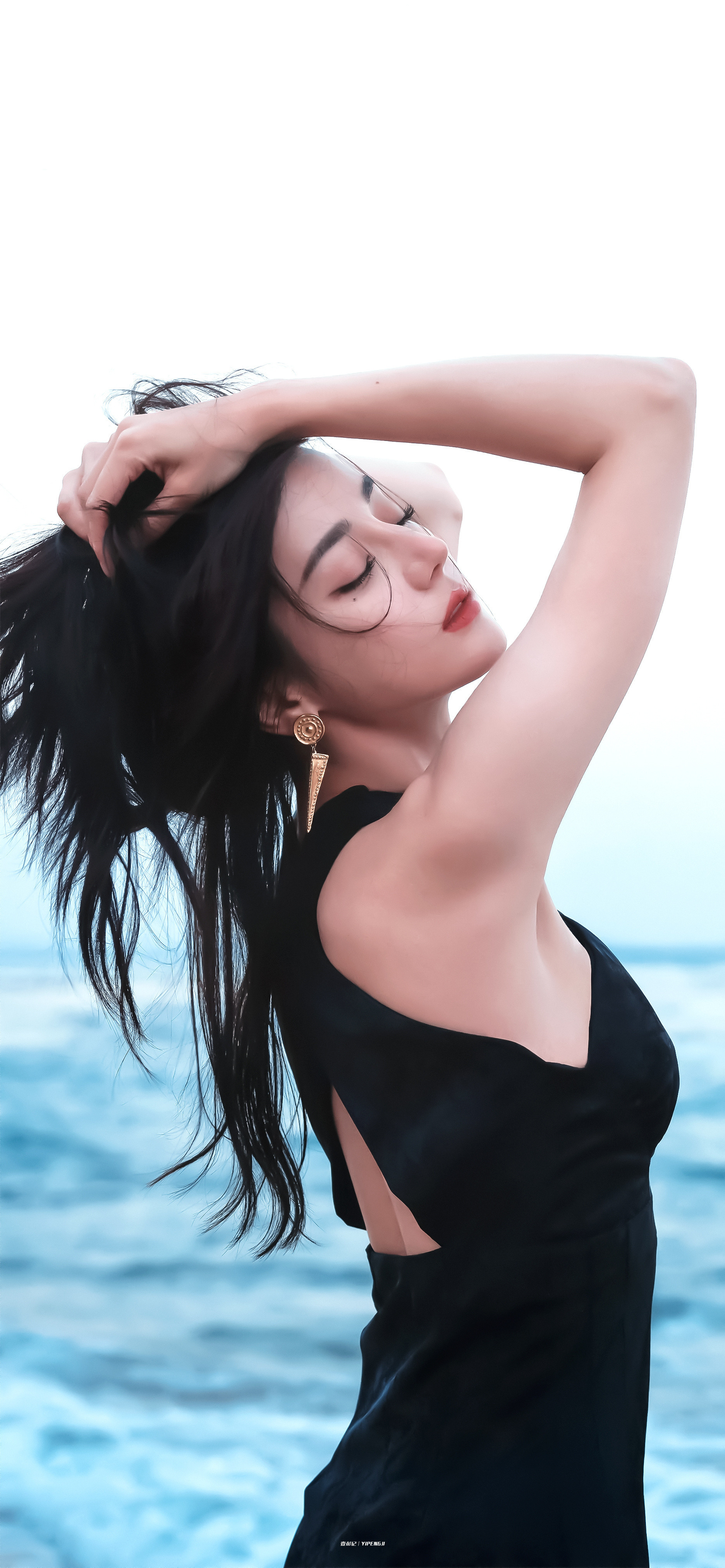 迪丽热巴侧颜迪丽热巴海边大片直接就是女神降临