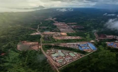 澳大利亚矿业巨头必和必拓，把一份新合同拍在桌上，条件两个：价格上浮15%，涨到