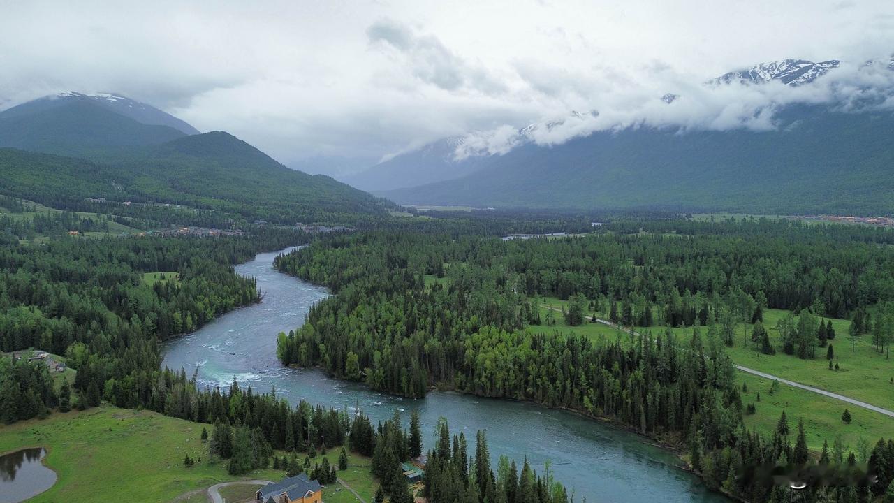 喀纳斯三湾与喀纳斯湖探秘：山水交织的仙境之旅喀纳斯三湾（月亮湾、卧龙湾、