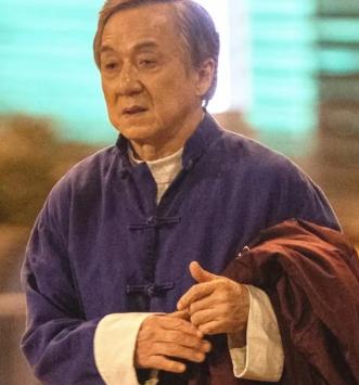 成龙早就告诉我们国人不要移民了！他说自己去美国、澳洲、日本拍戏，亲眼看到很多国人