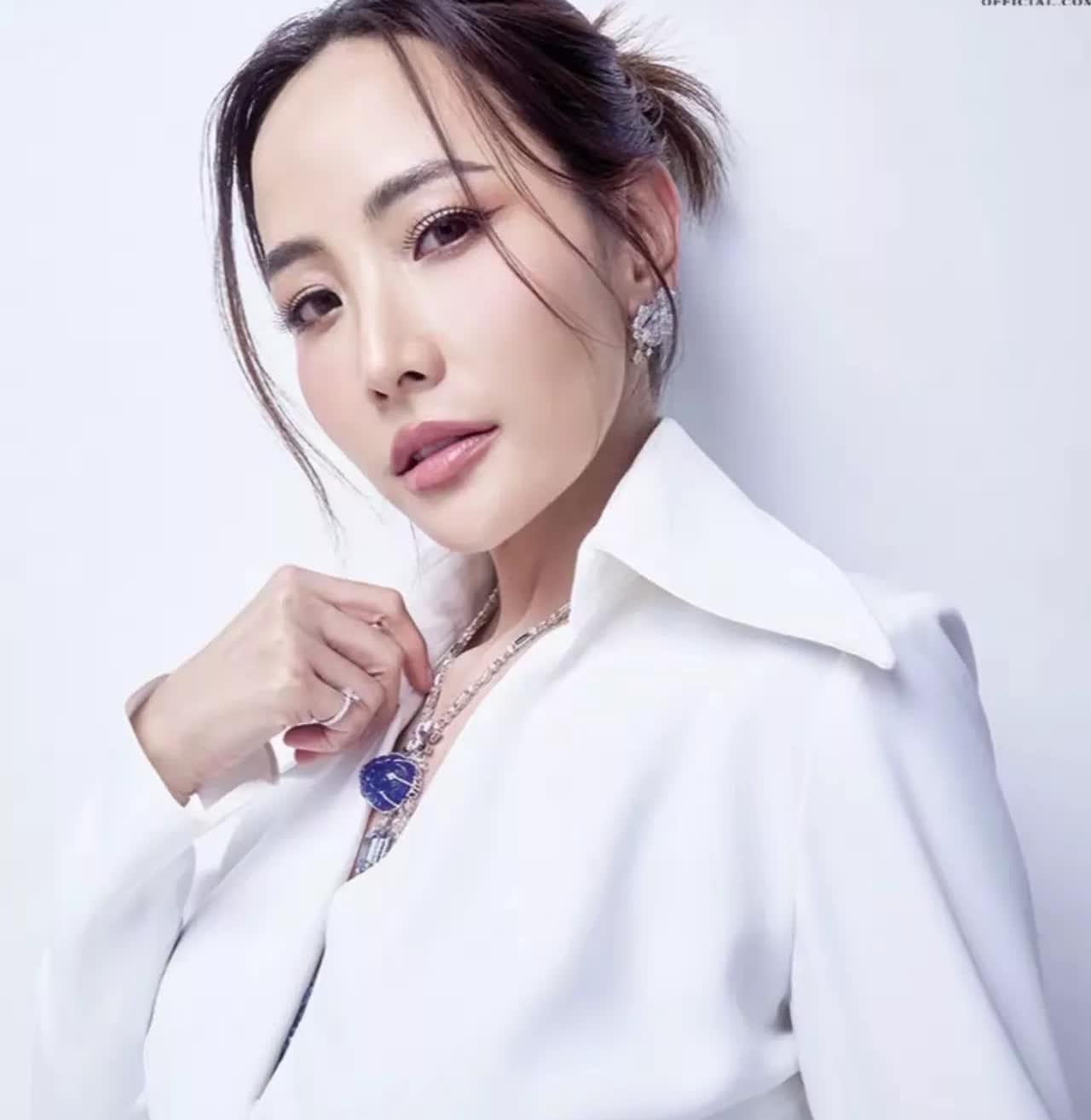 泰国新任总理老婆好漂亮啊！这不直接就一个人见人爱，花见花开吗？这么迷人的