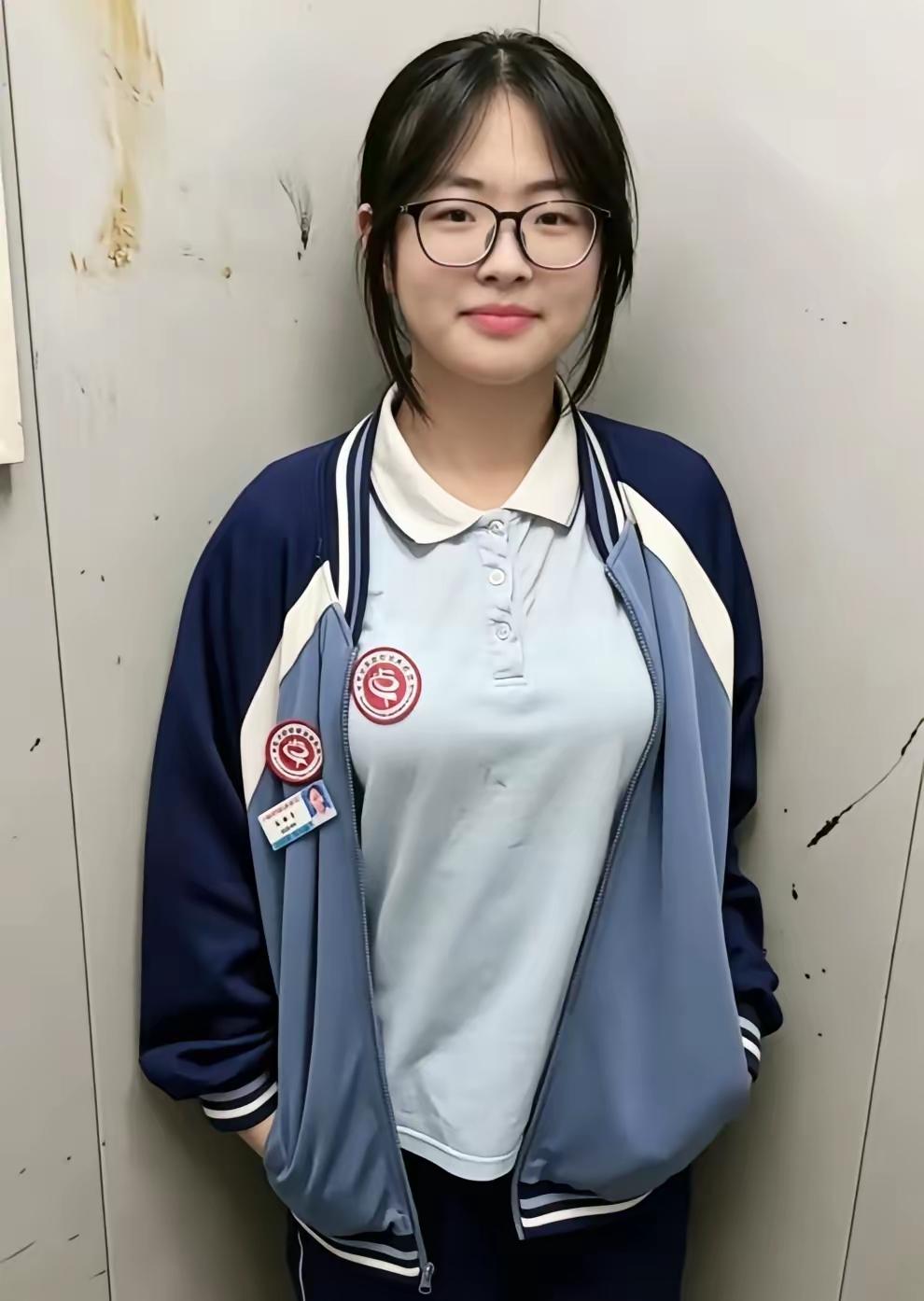 这也许就是青春最美的模样！特别是14岁的女孩子，正值青春期，即便穿上校服，全身上