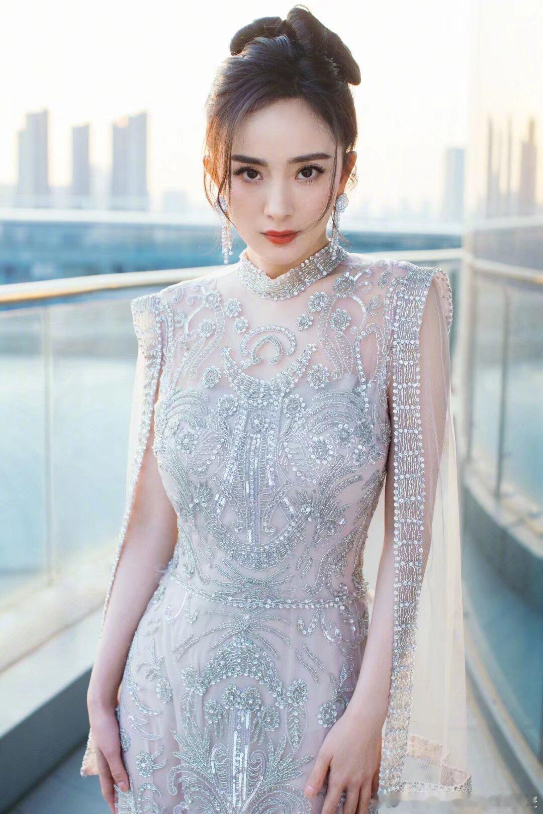 杨幂🦊杨幂prada香氛代言人要知道真正爱你的人，在你摆好讨好姿态去爱时