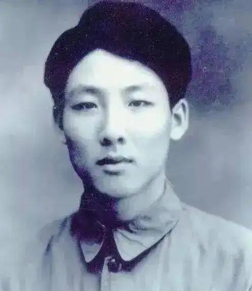 1950年元宵节，哈工大预科班学生孙家栋准备回家时，突然发现食堂有红烧肉，一时嘴