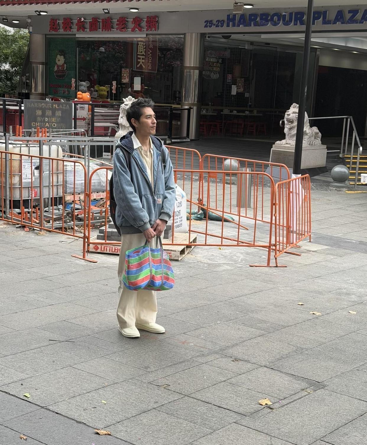 太久没见蓝正龙，没想到他现在变化这么大！1月22日，有网友在社交平台晒出在悉尼