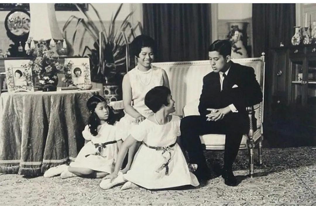 这张照片年轻的泰王有点憨憨的，他姐姐神情好似诗丽吉王后，兄弟姐妹四人亲情味十足。