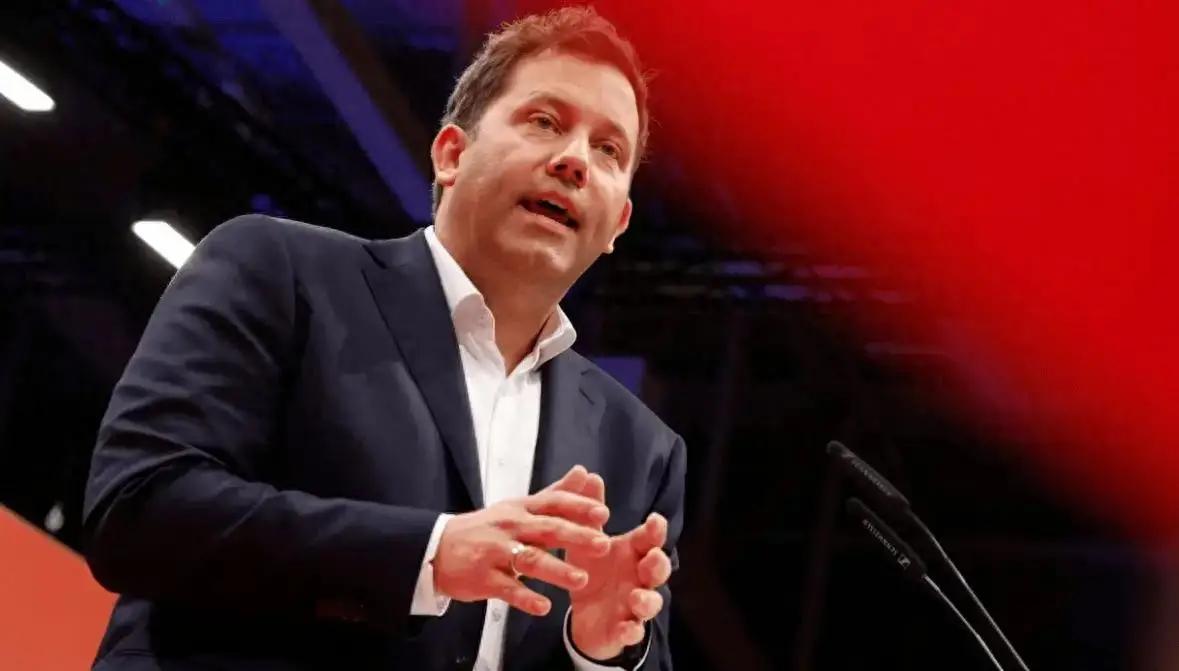 德国默茨，危机重重。克林拜尔访华了，大家都盯着德国要变天。默茨现在麻烦大了支持