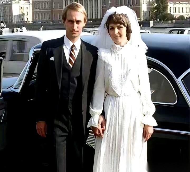 刷到一张1983年的结婚照，男的31，女的25。要不是有人说，我真不敢认，那个