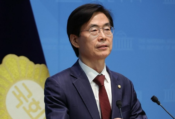 21日随着韩国国民力量党亲韩派议员赵庆泰宣布参选党首，加上昨日参选的金文洙，该党