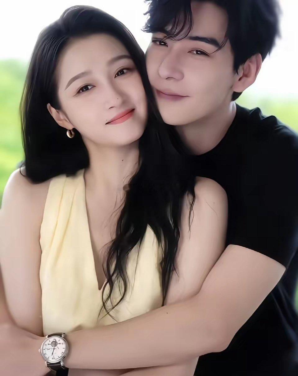 关晓彤确实变得不一样了～以前的她只会用表情用力去演戏，很多角色总透着一股紧绷感，