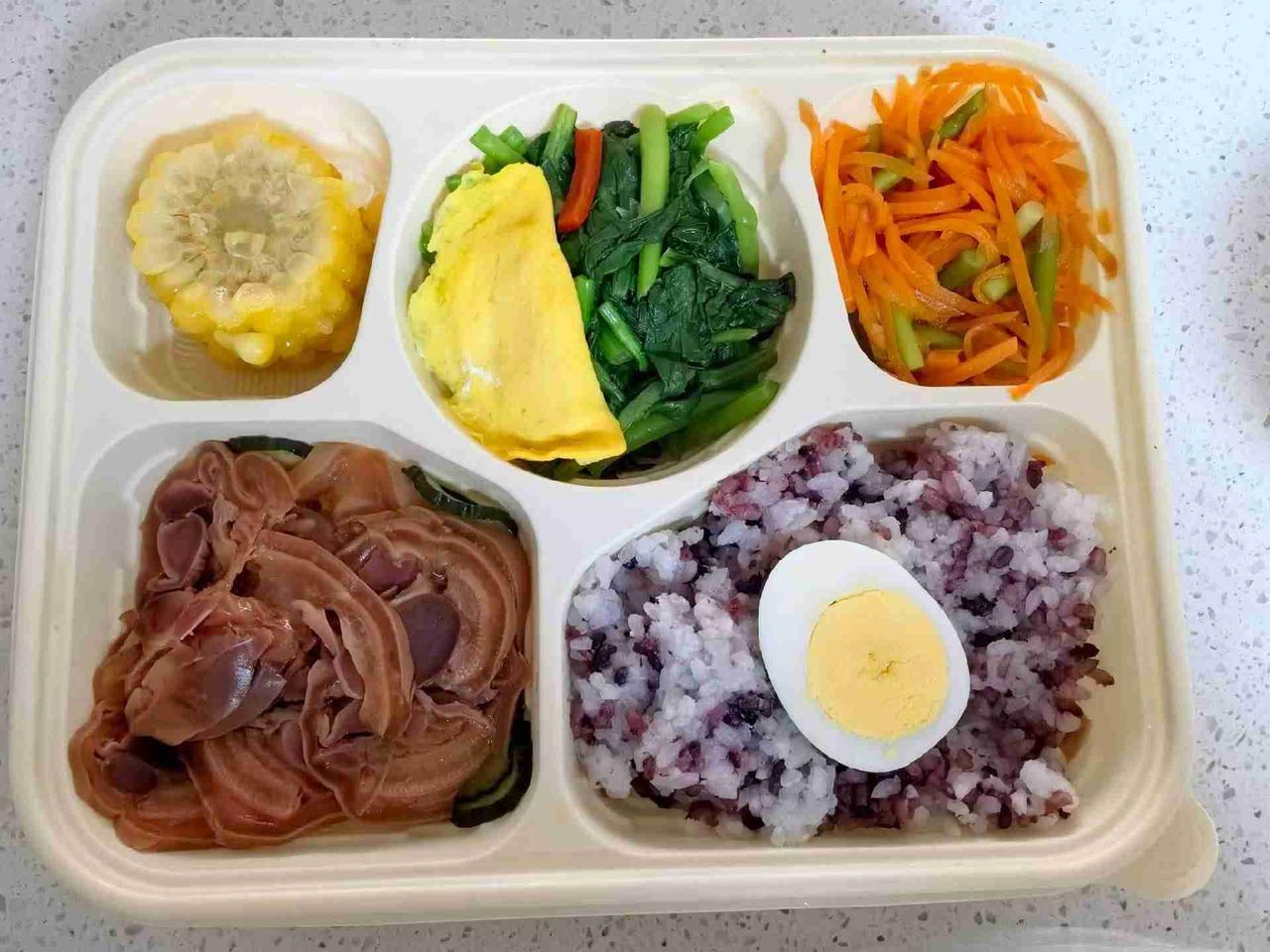 宝子们，今天必须给大家晒晒咱们餐厅的减脂餐！在追求健康与美的当下，减脂餐可是备受