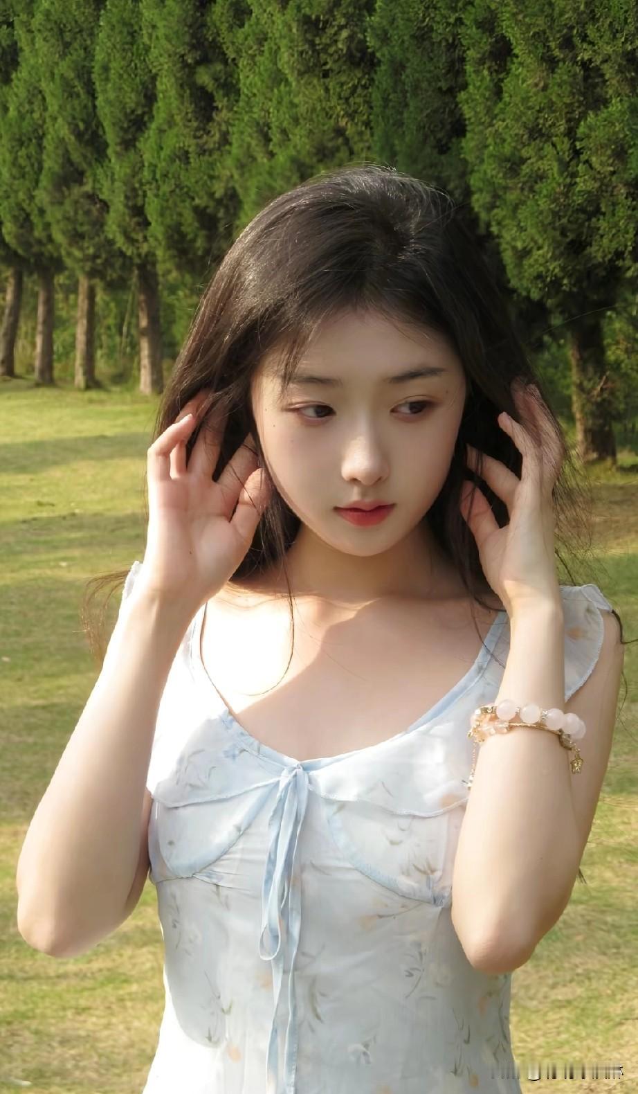 夏日清新穿搭，绿意盎然中感受自然之美