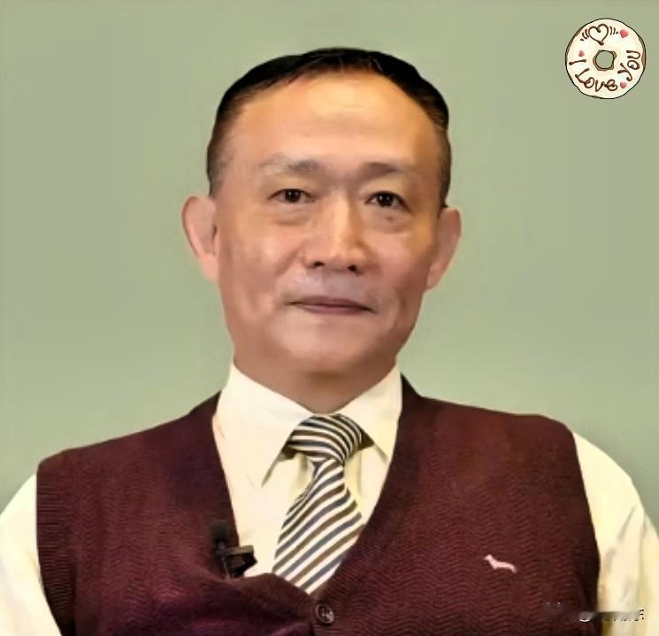 群里炸锅了，据说某位手眼通天的大佬，正四处托关系砸重金，非要堵上卢麒元的嘴。