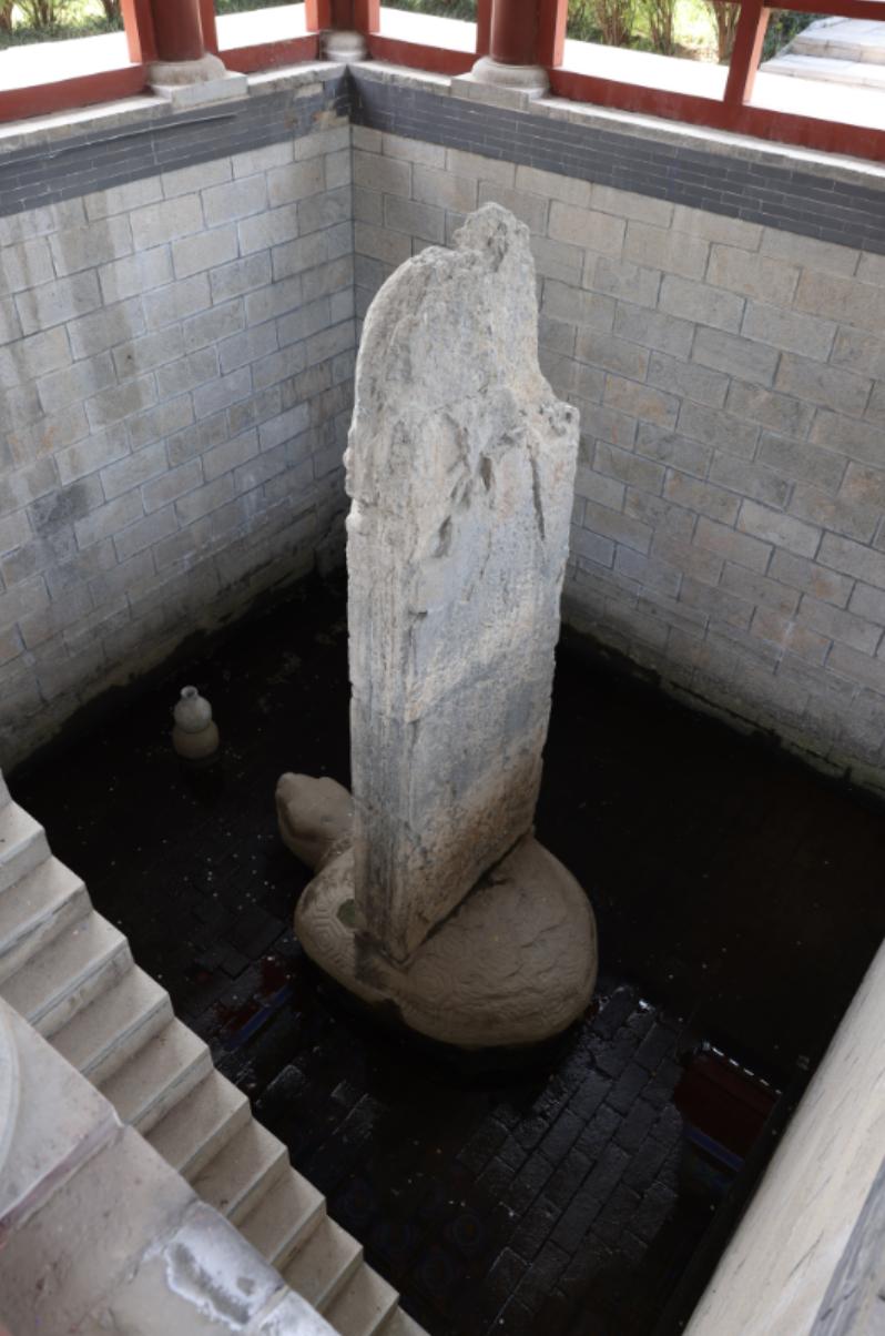 这是河南周口鹿邑太清宫《唐注碑》，碑文是唐玄宗对《道德经》的释文，碑高