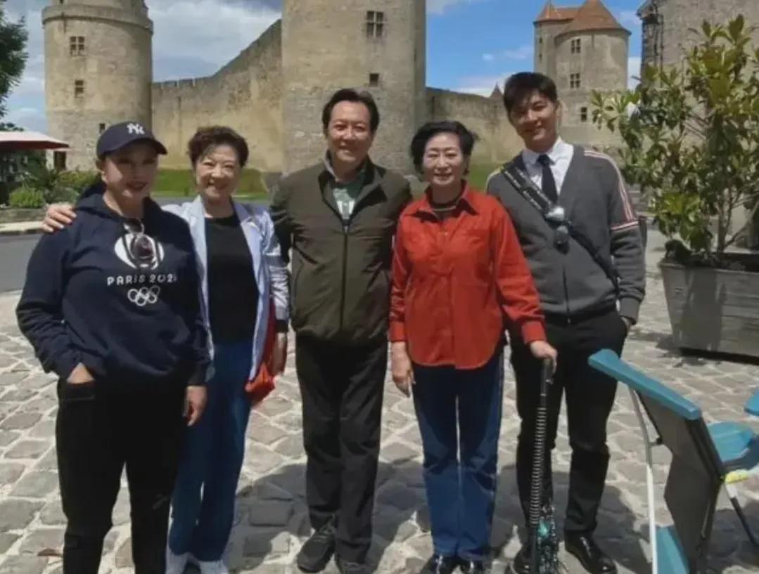 这张照片一眼就认出了中间气色盈和的唐国强，左侧气质清甜的王馥荔与略显发福的刘晓庆