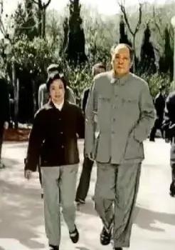 那个时候，毛主席有时也不自由，身边工作人员对他管的很严，决不由着他的性子来。特别