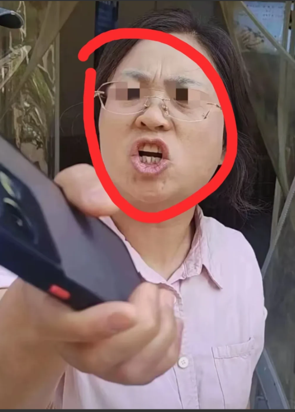 西安“换饼女”后续：身份被曝光，她的德行配不上她的工作！就因为没买到满意的鸡