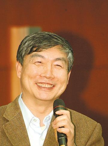 1992年12月，一个没有丝毫从政经验的系主任竟被推上了华中科技大学校长的职位，