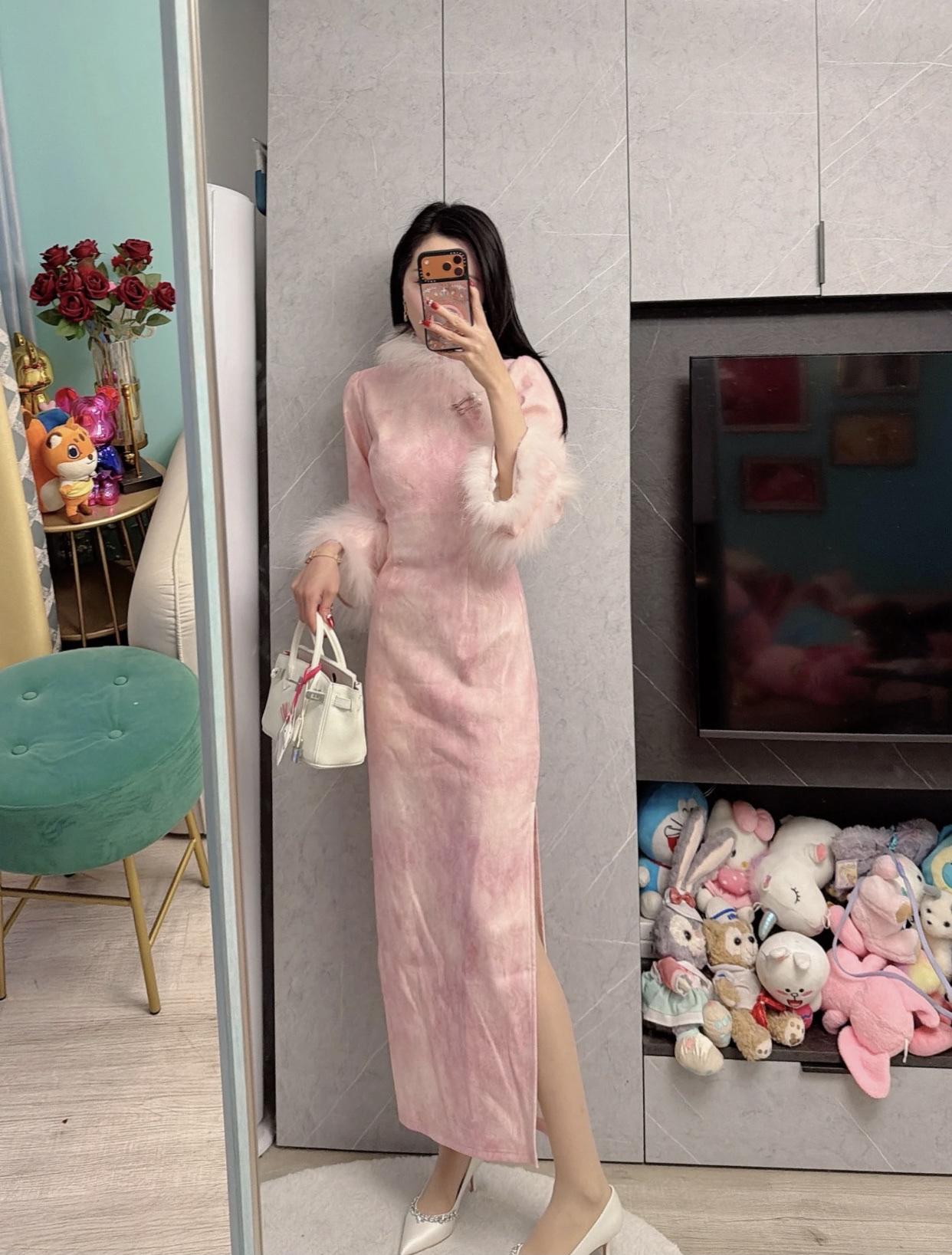 你喜欢哪一种气质的美人?粉色毛绒连衣裙，甜美可爱，搭配白色高跟鞋，尽显优雅气质。