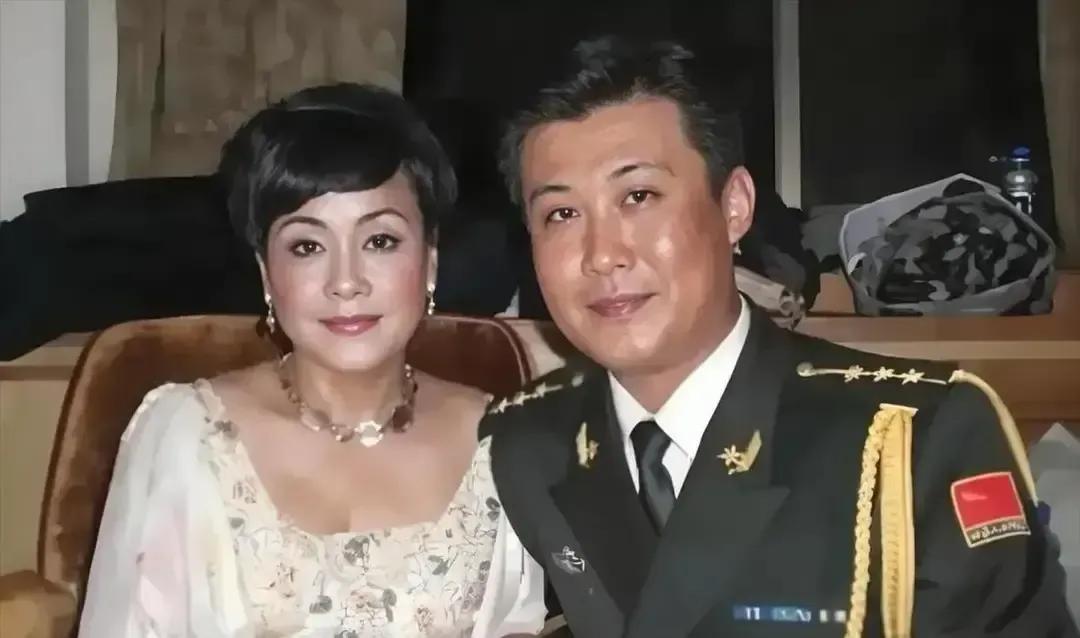 李谷一24岁跟老师金铁霖谈恋爱，1983年扯证，台上合唱《难忘今宵》，台下一起写