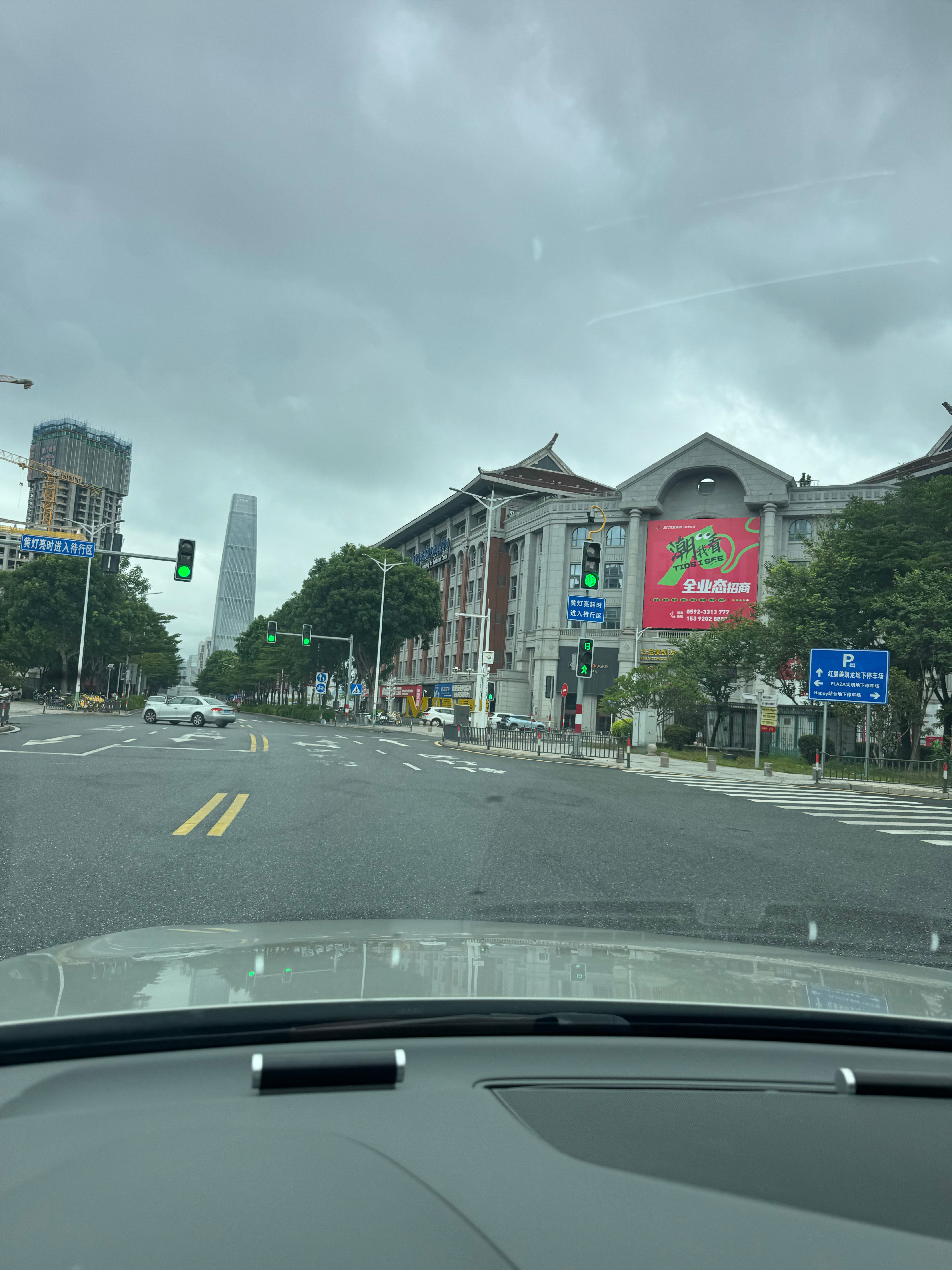 1、送娃去科技馆玩，停了1小时，停车费1.8，突然感觉好便宜啊2、因为我去深圳某