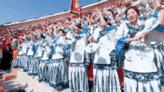 网友评价：这旗袍，这扇子，这扭扭捏捏的动作，这充满八大胡同风情的造型，我真是服了