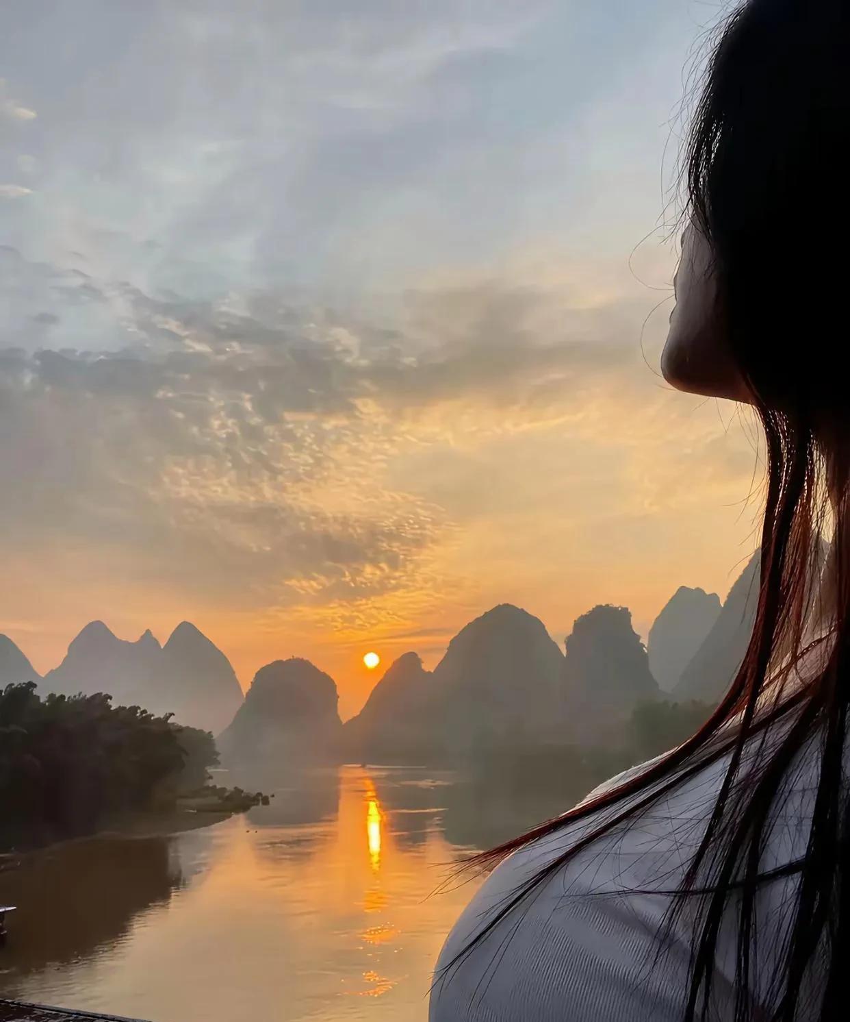 桂林的山，在落日余晖中也显得特别美！