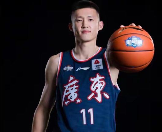 前广东宏远男篮队长周鹏将回归广东宏远男篮担任球队要职。此前原总经理朱芳雨曾在周鹏